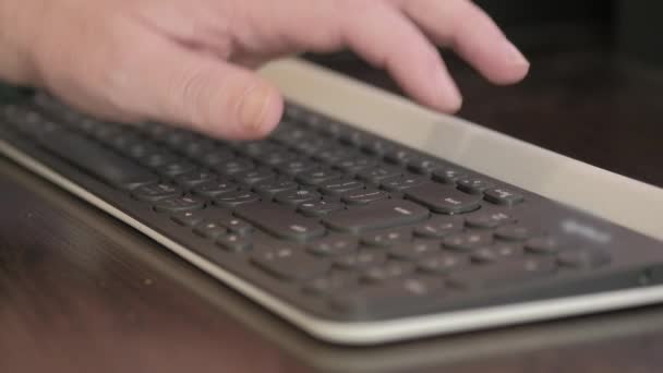 Mão Homem Pressiona Repetidamente Tecla Backspace Teclado Sem Fio Preto — Vídeo de Stock