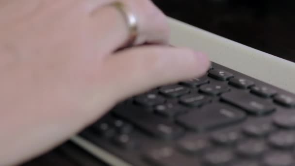 Siyah Kablosuz Klavyede Adamın Eli Yazıyor Sığ Alan Derinliğiyle Yakın — Stok video