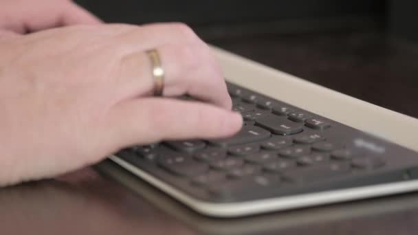 Tipos Manos Del Hombre Teclado Inalámbrico Negro Primer Plano Con — Vídeo de stock