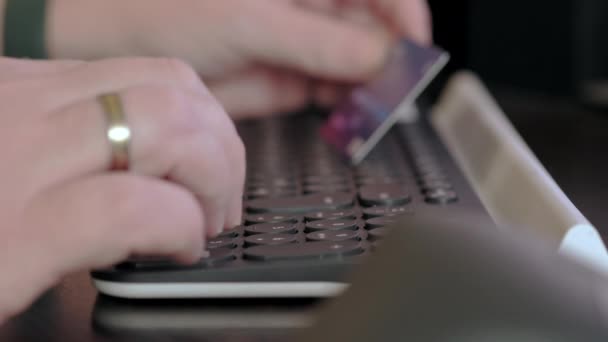 Homem Digita Detalhes Cartão Crédito Teclado Sem Fio Preto Fechar — Vídeo de Stock