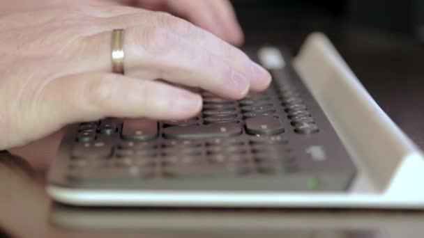 Рука Людини Друкується Чорній Бездротовій Клавіатурі Закрити Постріл Невеликою Глибиною — стокове відео