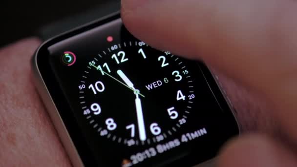 Macro Shot Mans Hand Het Controleren Van Hartslag Smart Watch — Stockvideo