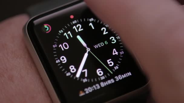 Macro Shot Mans Hand Het Controleren Van Hartslag Smart Watch — Stockvideo