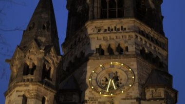 Berlin, Almanya 'daki Kaiser Wilhelm Memorial Kilisesi akşam saatlerinde aydınlandı.