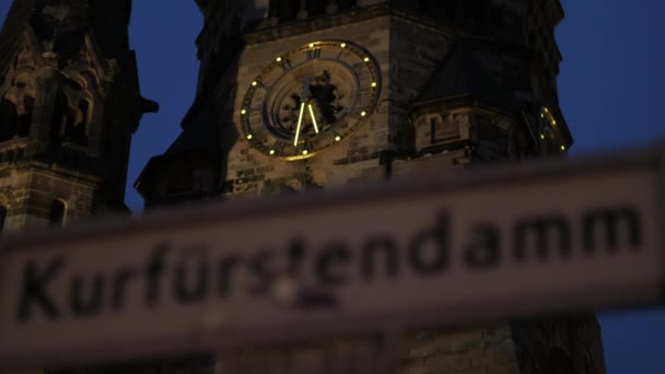 Defocused Sign Kurfrendamm Avenue Illuminated Clock Tower Kaiser Wilhelm Memorial – stockvideo