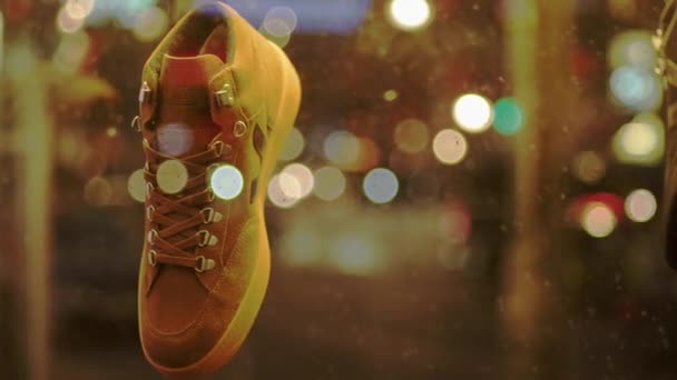 2020年2月13日 鞋子挂在柏林街道上的商店橱窗上 街道上的交通信号灯失去了焦点 — 图库视频影像