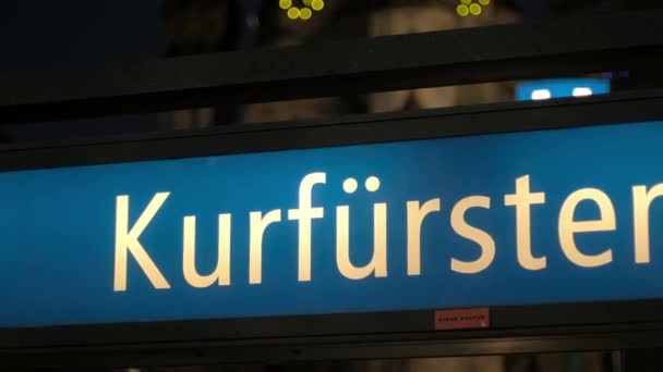 Pan Derecha Izquierda Suspiro Iluminado Para Estación Kurfrstendamm Bahn Por — Vídeo de stock