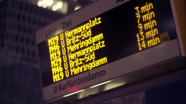 Berlín Alemania Febrero 2020 Horario Estación Bahn Kurfrstendamm Por Noche — Vídeo de stock