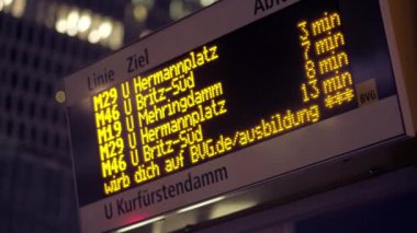 Akşam vakti Kurfrstendamm U-bahn istasyonunda programa uygun olarak görüntüle, Berlin