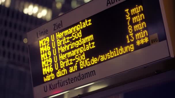 ベルリンの夜にクルフレンステンダムU Bahn駅でスケジュールと表示 — ストック動画