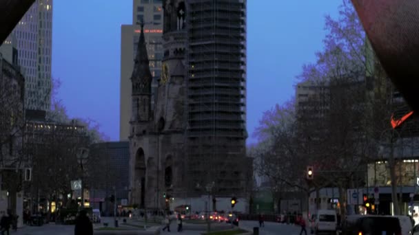 ベルリン ドイツ 2020年2月13日 ベルリンを背景にカイザー ヴィルヘルム教会でベルリン彫刻に傾斜 Tauentzienstrasse通りの夜に撮影 — ストック動画