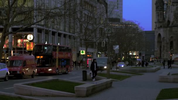 Berlin Allemagne Février 2020 Petite Casserole Sur Rue Tauentzienstrasse Avec — Video