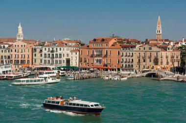 VENICE / ITALY 27 Eylül 2006 San Marco Meydanı önünde su taksileri ve otobüsler