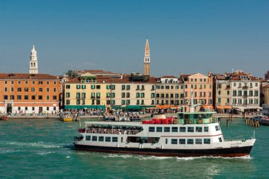 VENICE / ITALY 27 Eylül 2006 San Marco Meydanı önünde su taksileri ve otobüsler