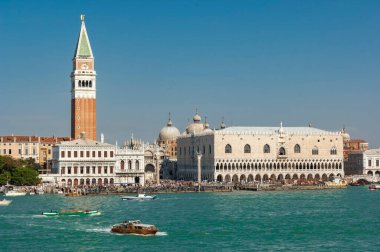 VENICE / ITALY 27 Eylül 2006 San Marco Meydanı önünde su taksileri ve otobüsler