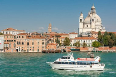 VENICE / ITALY 27 Eylül 2006 Su taksileri ve otobüsler önde 