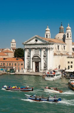 VENICE / ITALY 27 EYLÜL 2006 Santa Maria del Rosario Kilisesi önündeki su taksileri ve otobüsleri parlak bir sonbahar günlerinde çekildi.