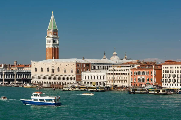 Venezia Italia Settembre 2006 Taxi Acquei Autobus Davanti Piazza San — Foto Stock