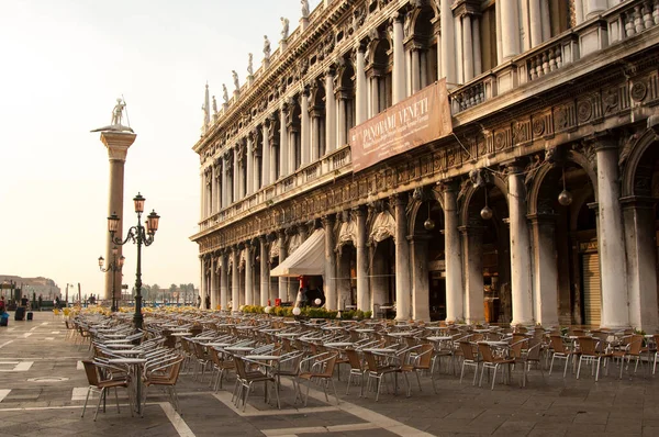 Venezia Italia Settembre 2006 Alba Piazza San Marco Tavoli Vuoti — Foto Stock