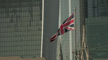 İngiliz Jack 'in Londra' da HMS Belfast 'ta uçarken yakın plan görüntüsü. Londra şehrinin gökdelenleri arka planda.