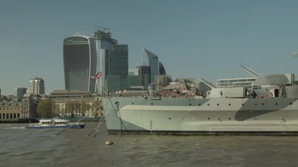 ロンドン イギリス エイプリル社2019年20日 ロンドン市を背景にしたHmsベルファストの静止クリップ 晴れた春の午後には軍艦のデッキで観光客と一緒に — ストック動画