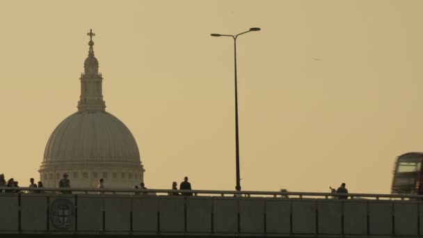 大不列颠及北爱尔兰联合王国 2019年4月20日 以圣保罗圆顶为背景 通过伦敦大桥 London Bridge 的电视转播和双层巴士 日落时拍的 — 图库视频影像