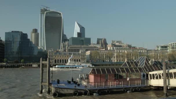 Londres Reino Unido Abril 2019 Bus Turístico Por Río Támesis — Vídeos de Stock