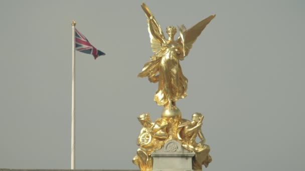 Winged Victory Socha Vrcholu Victoria Memorial Londýně Rozostřený Union Jack — Stock video