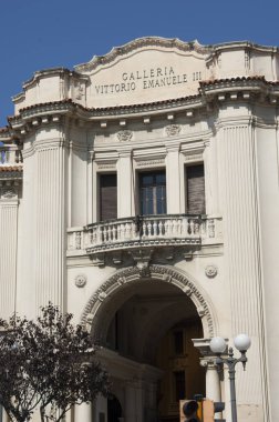 Sicilya, Messina 'daki Galleria Vittorio Emanuele III' ün önünde.
