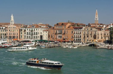 VENICE / ITALY 27 Eylül 2006 San Marco Meydanı önünde su taksileri ve otobüsler