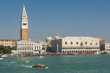 VENICE / ITALY 27 Eylül 2006 San Marco Meydanı önünde su taksileri ve otobüsler