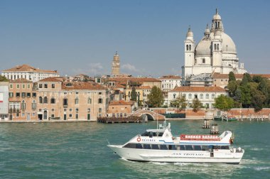 VENICE / ITALY 27 Eylül 2006 Su taksileri ve otobüsler önde 