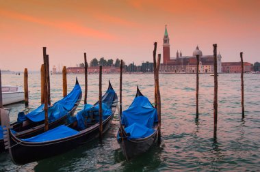 San Marco Meydanı, Venedik 'te Gondolas' ın arkasında gün doğumu