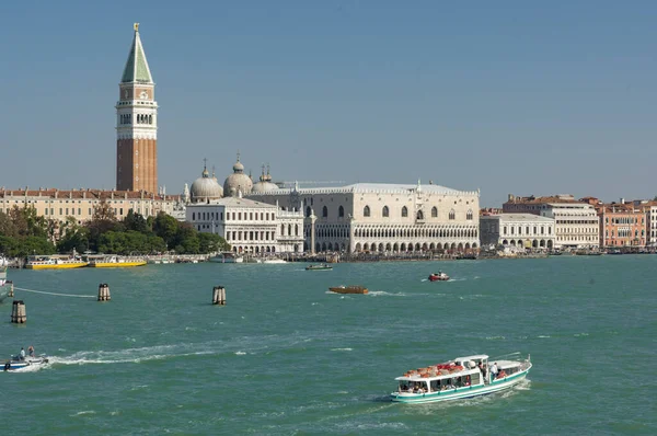 Venice Itália Setembro 2006 Táxis Aquáticos Autocarros Frente Praça San — Fotografia de Stock