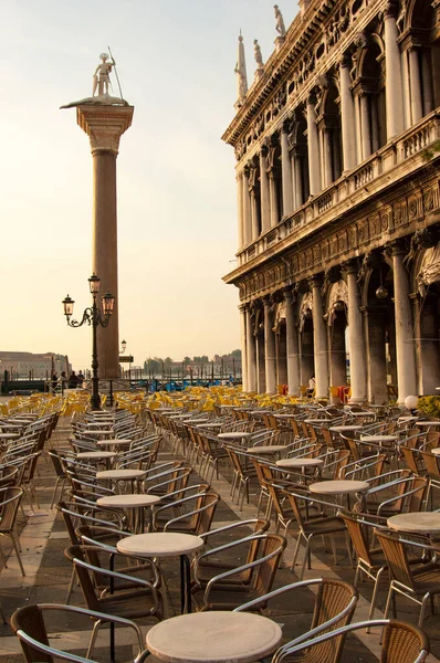 Venezia Italia Settembre 2006 Alba Piazza San Marco Tavoli Vuoti — Foto Stock