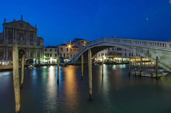 Venice Italy第27回2006年9月 Scalzi Bridge Night シャッタースピードが遅いと交差する人に動きます — ストック写真