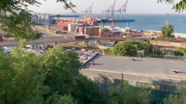 Shevchenko Parkı 'ndan ağaçların çerçevelediği Odessa Limanı manzarası. Odessa, Ukrayna