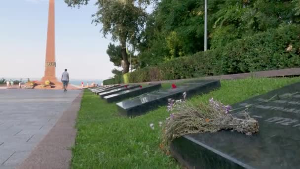 カメラは英雄都市の記念碑の横に立ち 無名の水兵の後ろに記念碑がある ウクライナのオデッサ — ストック動画