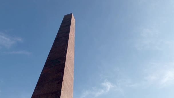 Caméra Penche Vers Bas Monument Marin Inconnu Pour Révéler Ruelle — Video