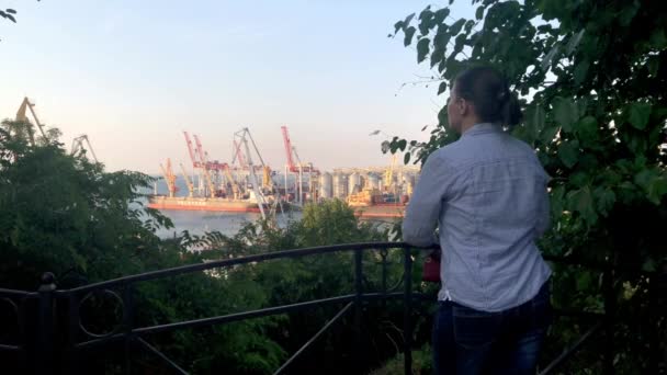 女性はシェフチェンコ公園からオデッサウクライナの港を見下ろす — ストック動画