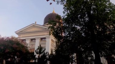 Kubbeden Odessa Ukrayna 'daki Spaso-Preobrazhensky Katedrali' nin kulesine bir yaz akşamı