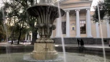 Kamera, Odessa 'daki Spaso-Preobrazhensky Katedrali' nin önündeki çeşmenin yanında yükseliyor.