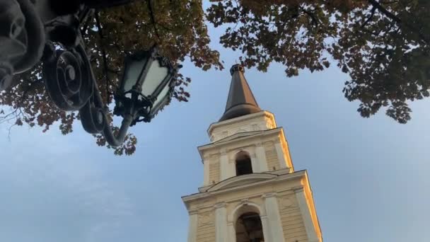 塔をゆっくり傾ける 夏の夜にオデッサウクライナのSpaso Preobrazhensky大聖堂の尖塔 — ストック動画