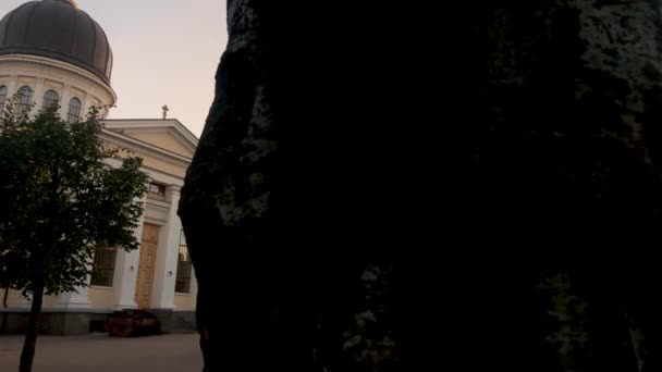 在夏夜黄昏时分 摄影机滑行至敖德萨的Spaso Preobrazhensky大教堂 — 图库视频影像