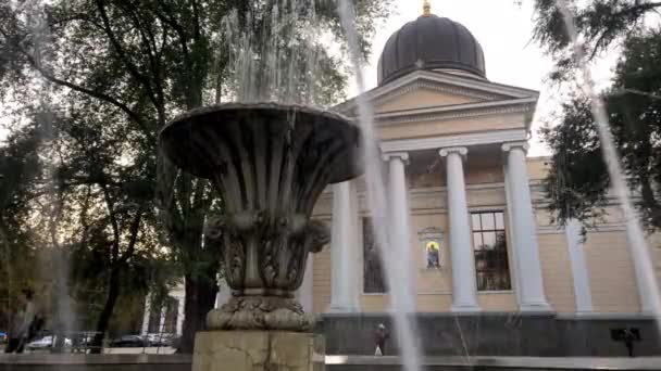 Низкоугольный Статический Клип Фонтана Перед Спасо Преображенским Собором Одессе — стоковое видео