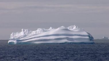 Antarktika Yarımadası yakınlarında denizde yüzen büyük buzdağı