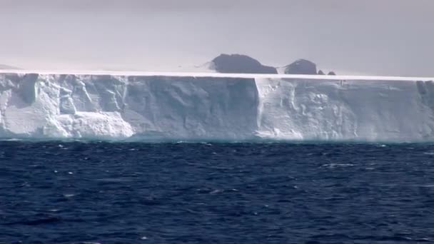 Video Von Massivem Eisberg Nahe Der Antarktischen Halbinsel Aufgenommen Einem — Stockvideo