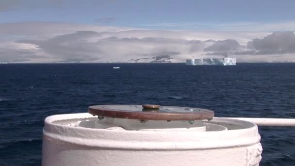 Obrovský Modrý Ledovec Lodi Poblíž Antarktického Poloostrova Antarktidě Lodní Kompas — Stock video