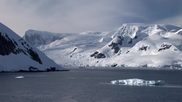 南極半島の前に小さな氷山が浮かんでいる猫港の風景の美しい景色ビデオ — ストック動画