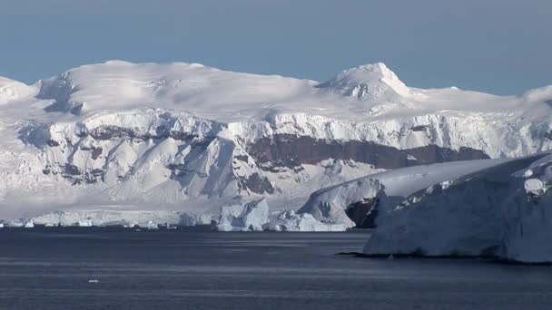 Wspaniały Widok Ośnieżone Góry Spokojne Morze Neko Harbour Antarktyda Zrobione — Wideo stockowe